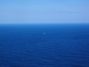 En ensam segelbåt på det stora havet